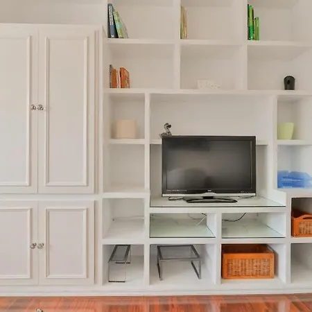 Daire Big Apartment, Close To Train Station
