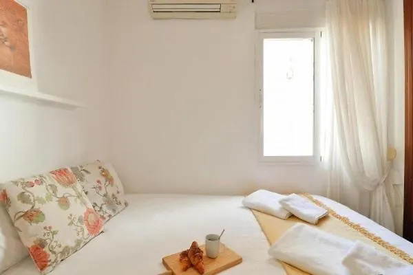 Big Apartment, Close To Train Station Apartmán *